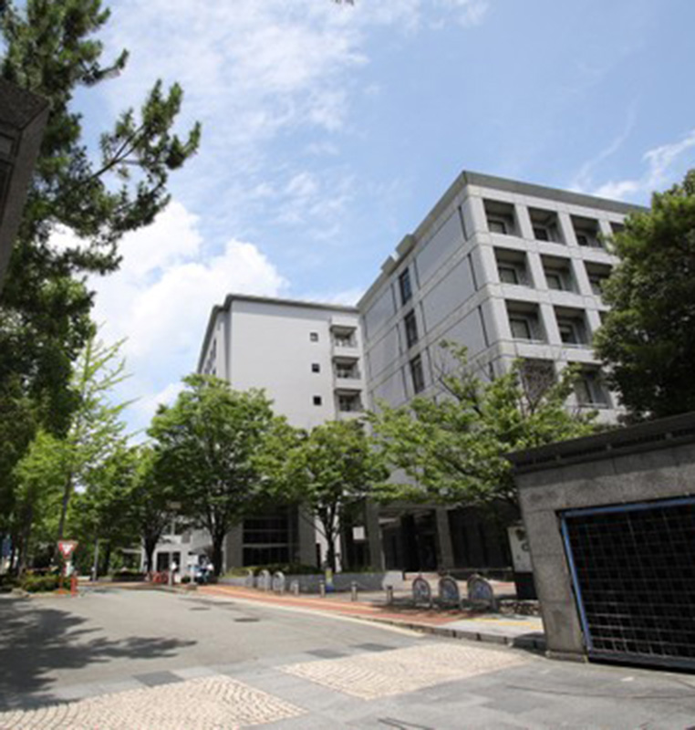 正門から理学部